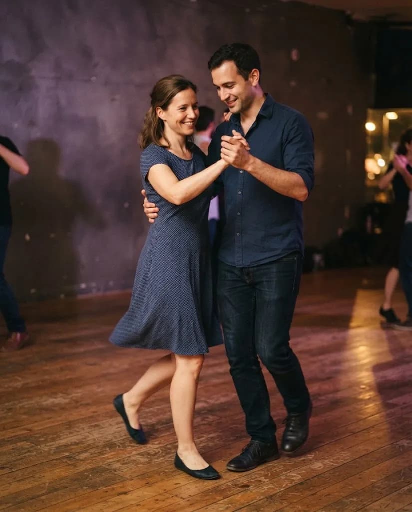 Dois alunos a dançar durante uma aula de Kizomba